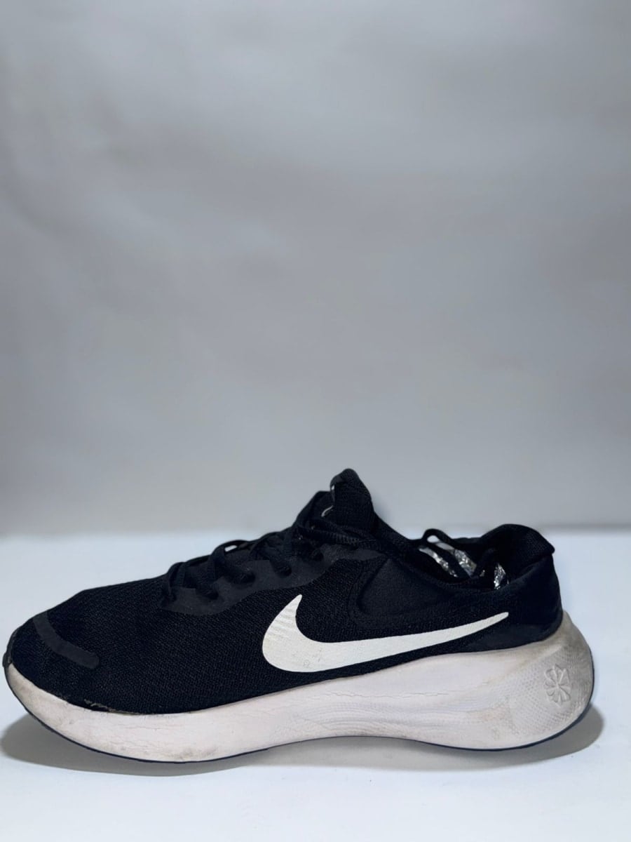 Nike Revolution 7 pre-owned shoes by Nike