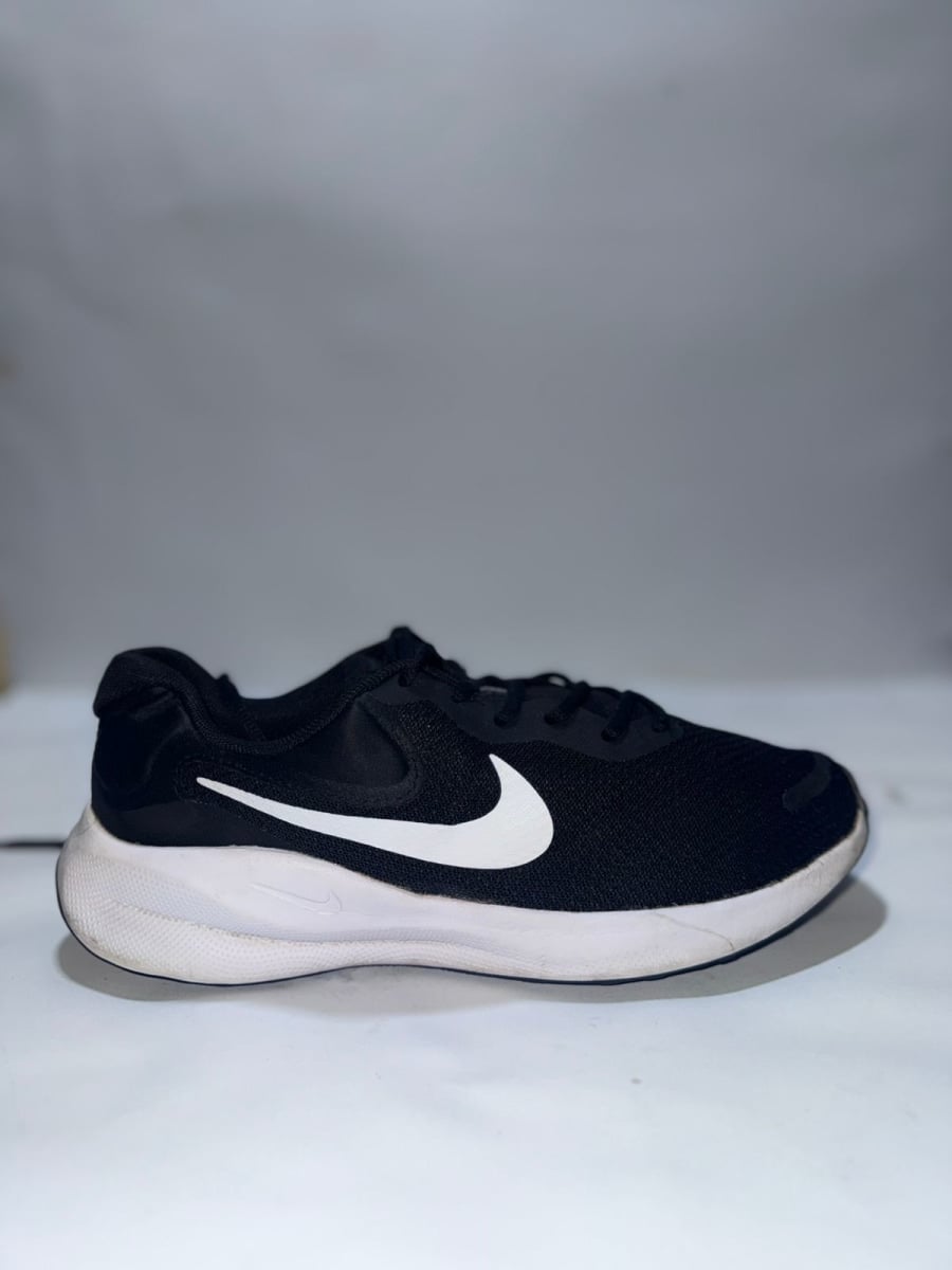 Nike Revolution 7 pre-owned shoes by Nike